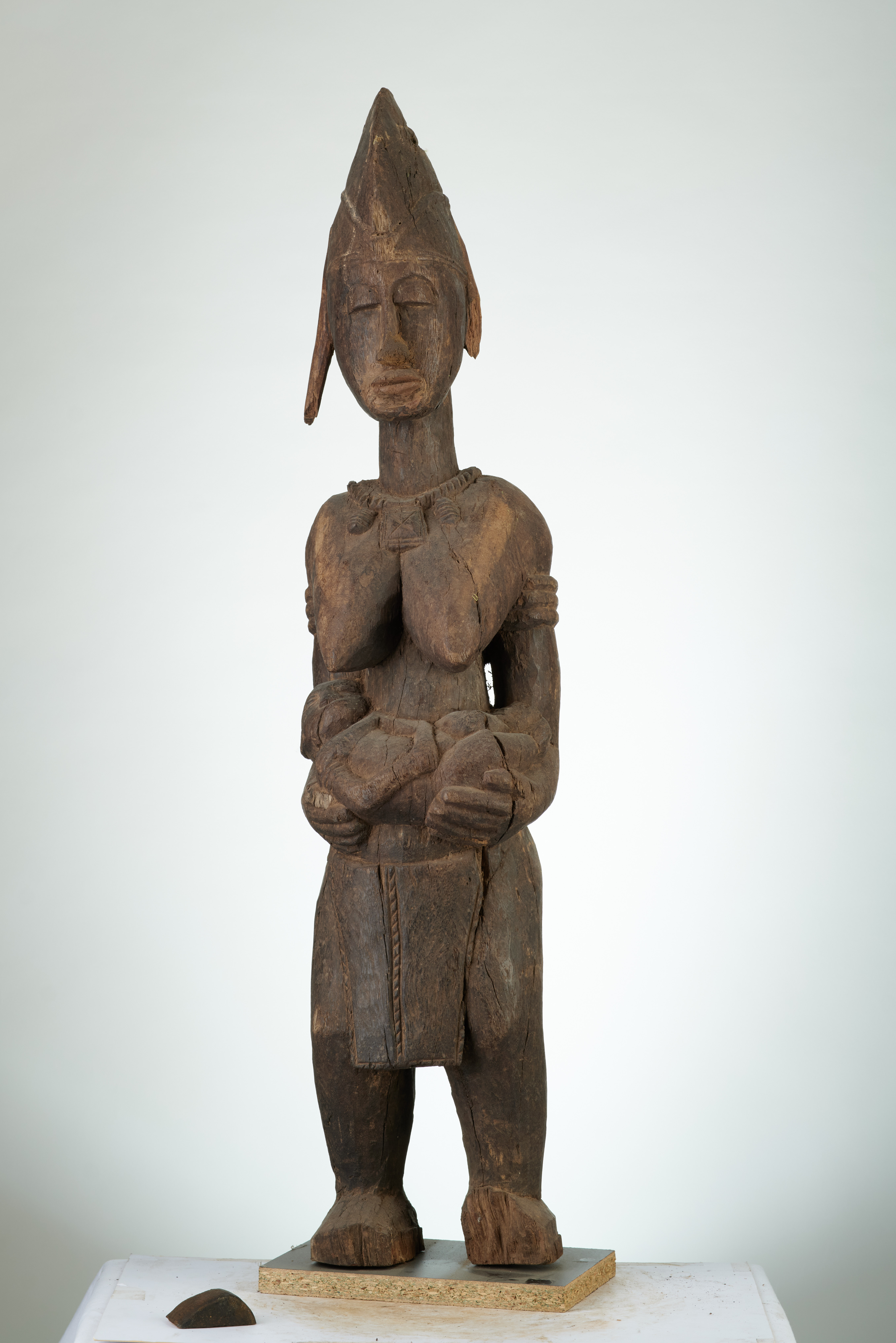 bambara (statue), d`afrique : Mali, statuette bambara (statue), masque ancien africain bambara (statue), art du Mali - Art Africain, collection privées Belgique. Statue africaine de la tribu des bambara (statue), provenant du Mali, 1117/4236.Maternité Bambara,ancienne statue guandoudou   représentant une femme importante,portant un enfant dans les bras.La femme porte un collier de guerrier autour du cou,des bracelets autour des bras,et une coiffe royale.:bois  brun foncé,érodé à certains endroits H.90cm.début du 20eme sc.(la mèche de cheveux à sa gauche a disparu.)(Nafaya)

Bambara moederschap GUANDOUDOU van de Guan societeit, koningin van de Bambaras. begin 20ste eeuw. (geerodeerd)
. art,culture,masque,statue,statuette,pot,ivoire,exposition,expo,masque original,masques,statues,statuettes,pots,expositions,expo,masques originaux,collectionneur d`art,art africain,culture africaine,masque africain,statue africaine,statuette africaine,pot africain,ivoire africain,exposition africain,expo africain,masque origina africainl,masques africains,statues africaines,statuettes africaines,pots africains,expositions africaines,expo africaines,masques originaux  africains,collectionneur d`art africain