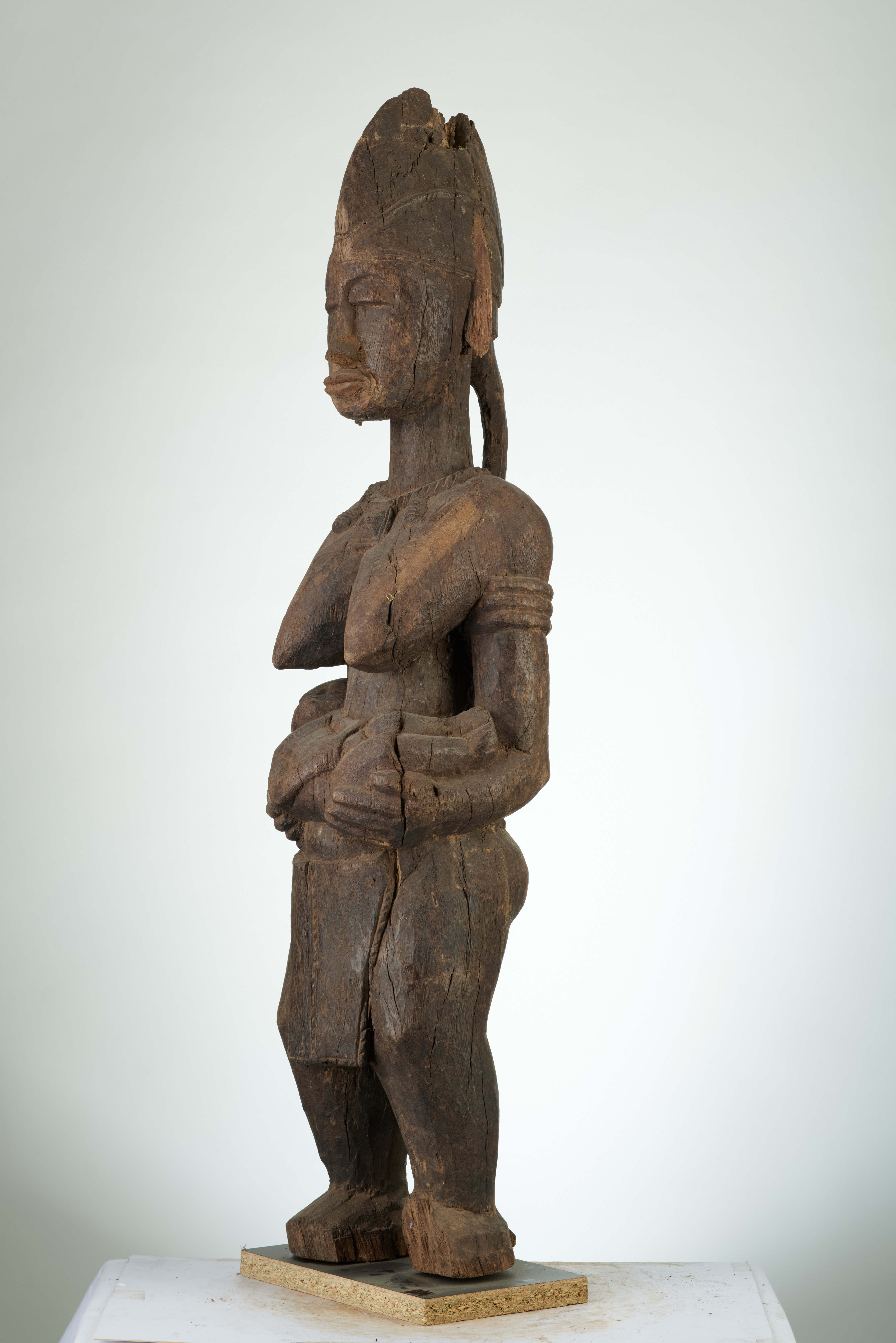 bambara (statue), d`afrique : Mali, statuette bambara (statue), masque ancien africain bambara (statue), art du Mali - Art Africain, collection privées Belgique. Statue africaine de la tribu des bambara (statue), provenant du Mali, 1117/4236.Maternité Bambara,ancienne statue guandoudou   représentant une femme importante,portant un enfant dans les bras.La femme porte un collier de guerrier autour du cou,des bracelets autour des bras,et une coiffe royale.:bois  brun foncé,érodé à certains endroits H.90cm.début du 20eme sc.(la mèche de cheveux à sa gauche a disparu.)(Nafaya)

Bambara moederschap GUANDOUDOU van de Guan societeit, koningin van de Bambaras. begin 20ste eeuw. (geerodeerd)
. art,culture,masque,statue,statuette,pot,ivoire,exposition,expo,masque original,masques,statues,statuettes,pots,expositions,expo,masques originaux,collectionneur d`art,art africain,culture africaine,masque africain,statue africaine,statuette africaine,pot africain,ivoire africain,exposition africain,expo africain,masque origina africainl,masques africains,statues africaines,statuettes africaines,pots africains,expositions africaines,expo africaines,masques originaux  africains,collectionneur d`art africain