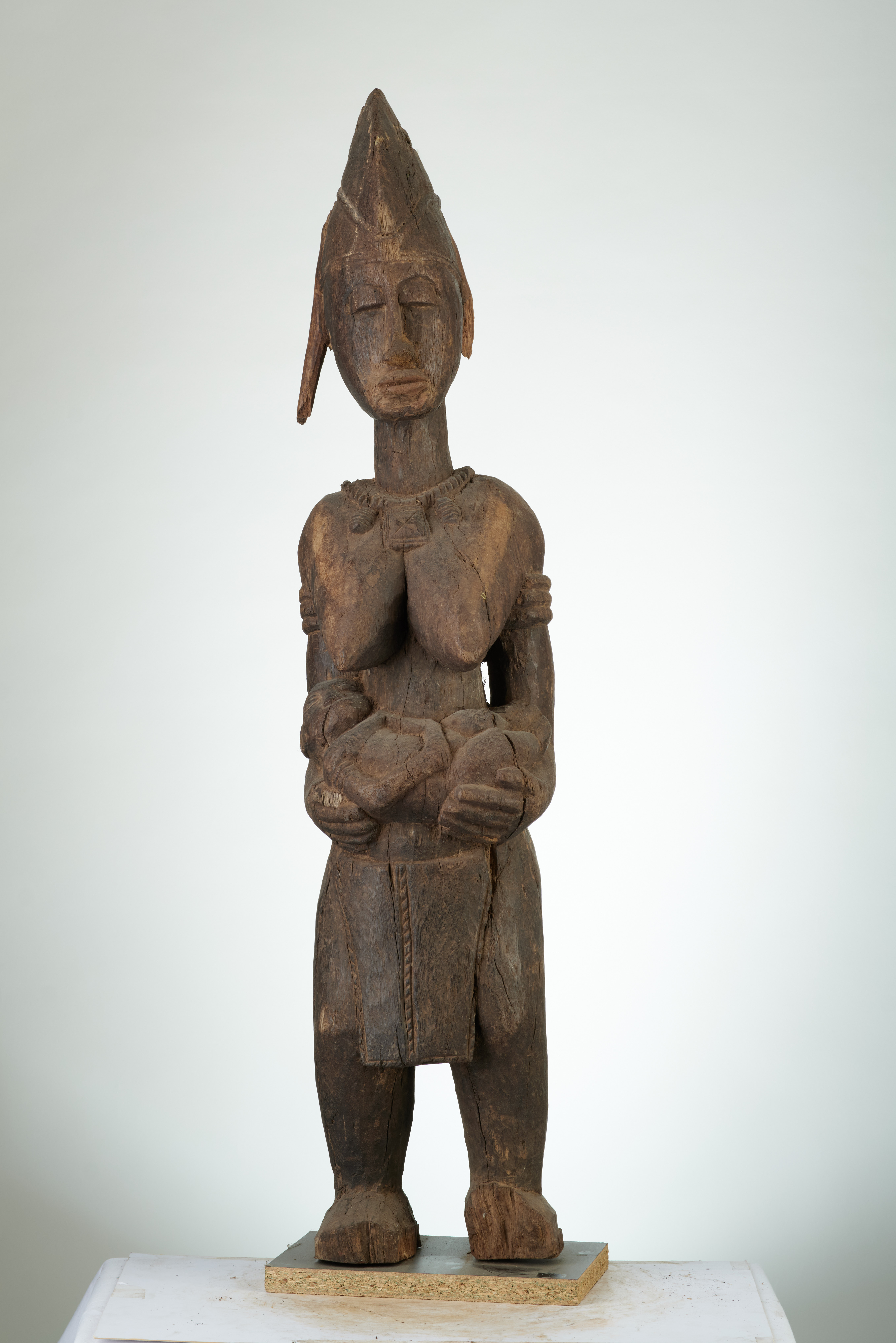 bambara (statue), d`afrique : Mali, statuette bambara (statue), masque ancien africain bambara (statue), art du Mali - Art Africain, collection privées Belgique. Statue africaine de la tribu des bambara (statue), provenant du Mali, 1117/4236.Maternité Bambara,ancienne statue guandoudou   représentant une femme importante,portant un enfant dans les bras.La femme porte un collier de guerrier autour du cou,des bracelets autour des bras,et une coiffe royale.:bois  brun foncé,érodé à certains endroits H.90cm.début du 20eme sc.(la mèche de cheveux à sa gauche a disparu.)(Nafaya)

Bambara moederschap GUANDOUDOU van de Guan societeit, koningin van de Bambaras. begin 20ste eeuw. (geerodeerd)
. art,culture,masque,statue,statuette,pot,ivoire,exposition,expo,masque original,masques,statues,statuettes,pots,expositions,expo,masques originaux,collectionneur d`art,art africain,culture africaine,masque africain,statue africaine,statuette africaine,pot africain,ivoire africain,exposition africain,expo africain,masque origina africainl,masques africains,statues africaines,statuettes africaines,pots africains,expositions africaines,expo africaines,masques originaux  africains,collectionneur d`art africain