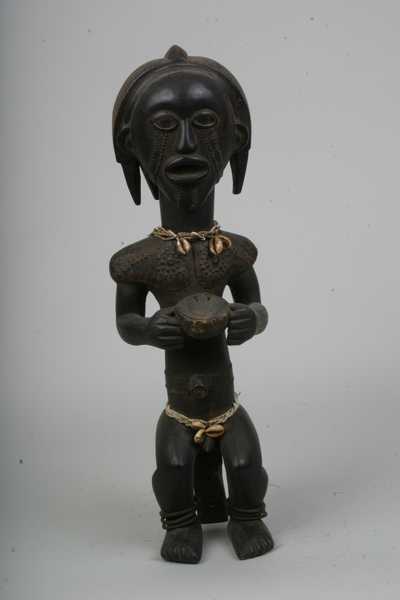 Fang (statue) , d`afrique : Gabon-Cameroun, statuette Fang (statue) , masque ancien africain Fang (statue) , art du Gabon-Cameroun - Art Africain, collection privées Belgique. Statue africaine de la tribu des Fang (statue) , provenant du Gabon-Cameroun, 1129/4291.Statue Fang,byeri(du sud Cameroun)de style Mabea.Homme assis.Il a le tronc mince,élancé,avec la tête projetée en avant,la bouche prognathe .Elle porte une coupelle pour les sacrifices.En plus,la statue fort réaliste a la surface lisse,le thorax orné de scarifications géométriques en métal,les yeux noirs entourés de cuivre .Elle a aussi des scarifications linéaires en métal sur le visage et des scarifications linéaires en métal autour du ventre et du nombril. Elle porte des colliers fait d