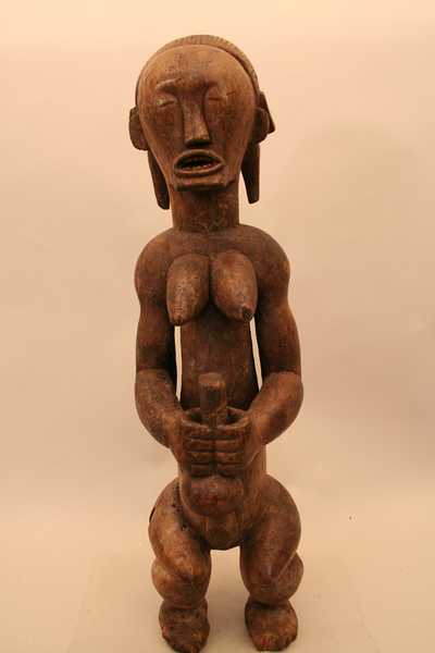 Fang (statue) , d`afrique : Cameroun., statuette Fang (statue) , masque ancien africain Fang (statue) , art du Cameroun. - Art Africain, collection privées Belgique. Statue africaine de la tribu des Fang (statue) , provenant du Cameroun., 1135/4304.Ancienne statue fang Eyema Byeri;représentant une femme au corps longiforme,avec une tête à tresses,des yeux clos,la bouche ouverte avec des dents apparents.Elle tient un récipiant sacré avec ses deux mains.Bois clair,léger avec une vieille patine H.64cm..Début du 20eme sc.
(Ousmana Sylla Bamako). art,culture,masque,statue,statuette,pot,ivoire,exposition,expo,masque original,masques,statues,statuettes,pots,expositions,expo,masques originaux,collectionneur d`art,art africain,culture africaine,masque africain,statue africaine,statuette africaine,pot africain,ivoire africain,exposition africain,expo africain,masque origina africainl,masques africains,statues africaines,statuettes africaines,pots africains,expositions africaines,expo africaines,masques originaux  africains,collectionneur d`art africain