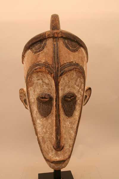 fang(masque), d`afrique : Gabon-Cameroun, statuette fang(masque), masque ancien africain fang(masque), art du Gabon-Cameroun - Art Africain, collection privées Belgique. Statue africaine de la tribu des fang(masque), provenant du Gabon-Cameroun, 1137/4313.Masque Fang associé à la société Ngil.H.52cm.Il présente des traits allongés en forme de coeur.Ce masque avait une fonction judiciaire,il était porté pour désigner les responsables  coupables d