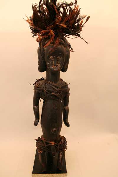 Fang (statue) , d`afrique : Gabon-Cameroun, statuette Fang (statue) , masque ancien africain Fang (statue) , art du Gabon-Cameroun - Art Africain, collection privées Belgique. Statue africaine de la tribu des Fang (statue) , provenant du Gabon-Cameroun, 1139/4318.Statue articulée byeri Ntoumou du sud caméroun,à trois têtes.H.65cm.sans les plumes.La statue dont les bras et les jambes articulées sont entourés de fibres en rotin,porte un cousin épais de 2cm. fait de rotin sur le dos. La coiffure est faite de plumes fixées au centre de la tête.Bois à patine grasse,qui a subis des libations.Début du 20eme sc.voir aussi n°1138.(père soleau paris)(pères Blancs Paris). art,culture,masque,statue,statuette,pot,ivoire,exposition,expo,masque original,masques,statues,statuettes,pots,expositions,expo,masques originaux,collectionneur d`art,art africain,culture africaine,masque africain,statue africaine,statuette africaine,pot africain,ivoire africain,exposition africain,expo africain,masque origina africainl,masques africains,statues africaines,statuettes africaines,pots africains,expositions africaines,expo africaines,masques originaux  africains,collectionneur d`art africain