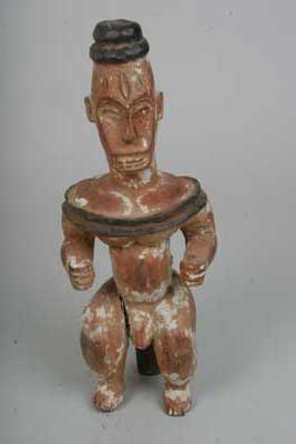 Urhobo.(statue), d`afrique : Nigéria, statuette Urhobo.(statue), masque ancien africain Urhobo.(statue), art du Nigéria - Art Africain, collection privées Belgique. Statue africaine de la tribu des Urhobo.(statue), provenant du Nigéria, 114/684.Statue Urhobo ou Isoko très proche
les uns des autres.Homme assis représentant un ancêtre,avec les scarifications typique sur le front,une large bouche ornée de dents proéminents.Il porte une coiffe noire  sur la tête et une ceinture noire autour de l