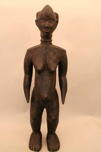 Dan (Statue), d`afrique : ,Libéria., statuette Dan (Statue), masque ancien africain Dan (Statue), art du ,Libéria. - Art Africain, collection privées Belgique. Statue africaine de la tribu des Dan (Statue), provenant du ,Libéria., 1142/4327.Statue Dan Bassa,représentant une femme de chef.Bois lourd à patine foncée assez rugeuse.Elle porte un collier et des brasselets,et a des scarifications sur la poitrine.H.82cm.Ces statues étaient jalousement gardées,cachées à l