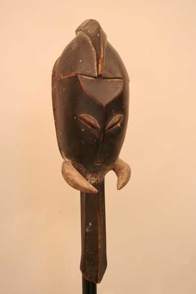 Bamoun(masque), d`afrique : cameroun, statuette Bamoun(masque), masque ancien africain Bamoun(masque), art du cameroun - Art Africain, collection privées Belgique. Statue africaine de la tribu des Bamoun(masque), provenant du cameroun, 1169/4389.Masque zoomorphe,masque éléphant
porté lors des cérémonies liées au Kuosi, une association des membres de la famille royale et de la classe des guerriers.H.49cm.
Une tête avec une crête au milieu,deux défences blanche et une trompe noire comme tout le masque.milieu du 20eme sc.(pères blans). art,culture,masque,statue,statuette,pot,ivoire,exposition,expo,masque original,masques,statues,statuettes,pots,expositions,expo,masques originaux,collectionneur d`art,art africain,culture africaine,masque africain,statue africaine,statuette africaine,pot africain,ivoire africain,exposition africain,expo africain,masque origina africainl,masques africains,statues africaines,statuettes africaines,pots africains,expositions africaines,expo africaines,masques originaux  africains,collectionneur d`art africain