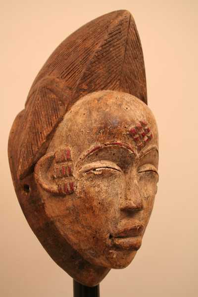Pounou(masque), d`afrique : Gabon, statuette Pounou(masque), masque ancien africain Pounou(masque), art du Gabon - Art Africain, collection privées Belgique. Statue africaine de la tribu des Pounou(masque), provenant du Gabon, 1181/4408.Ancien masque à visage blanc Mukuyi, Gabon .Il a une coque centrale qui est plat devant agrémenté de deux tresses. Des scarifications rouges en losange sur le front et trois rangées de scarifications sur les sur les tempes.H.30cm.Les masques Pounou représentent les visage d