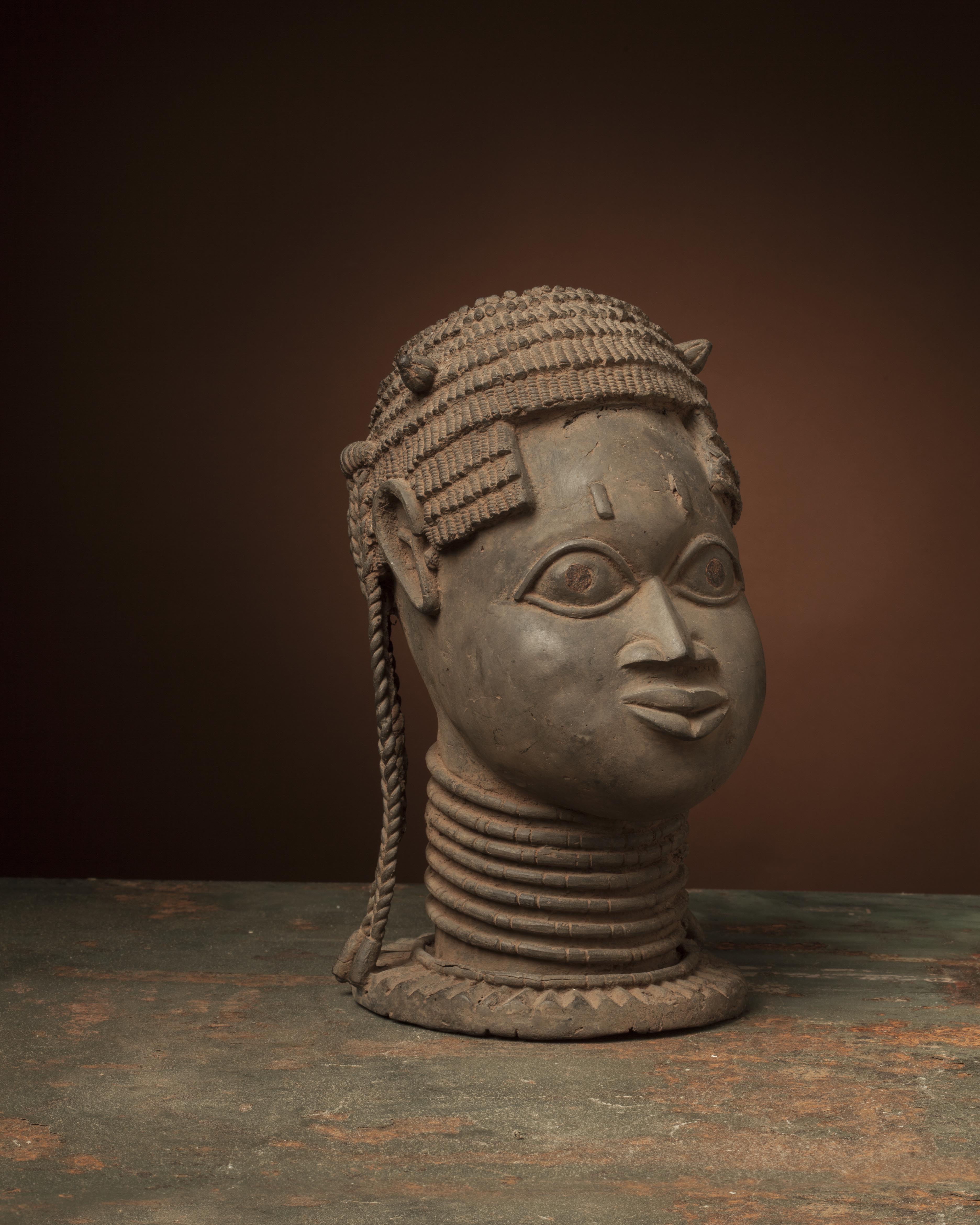 br. Bénin (tête), d`afrique : Benin, statuette br. Bénin (tête), masque ancien africain br. Bénin (tête), art du Benin - Art Africain, collection privées Belgique. Statue africaine de la tribu des br. Bénin (tête), provenant du Benin, 1187/4427.Tête en bronze du Bénin(XVIe siècle)de style particulier appelé UDO,du nom de la chefferie où trois têtes furent trouvées.Cette tête,assez grossière est percé d