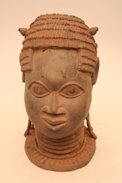 br. Bénin (tête), d`afrique : Benin, statuette br. Bénin (tête), masque ancien africain br. Bénin (tête), art du Benin - Art Africain, collection privées Belgique. Statue africaine de la tribu des br. Bénin (tête), provenant du Benin, 1187/4427.Tête en bronze du Bénin(XVIe siècle)de style particulier appelé UDO,du nom de la chefferie où trois têtes furent trouvées.Cette tête,assez grossière est percé d