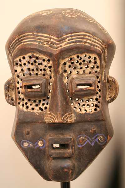 Luluwa(masque), d`afrique : Rép.démoncratique du Congo., statuette Luluwa(masque), masque ancien africain Luluwa(masque), art du Rép.démoncratique du Congo. - Art Africain, collection privées Belgique. Statue africaine de la tribu des Luluwa(masque), provenant du Rép.démoncratique du Congo., 1202/4466.Beau et imposant masque Luluwa H.48cmx 30cm.Il est utilisé lors des rites 
d