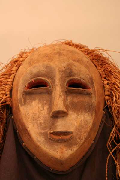 Kwese(masque), d`afrique : Rép.démoncratique du Congo., statuette Kwese(masque), masque ancien africain Kwese(masque), art du Rép.démoncratique du Congo. - Art Africain, collection privées Belgique. Statue africaine de la tribu des Kwese(masque), provenant du Rép.démoncratique du Congo., 1205/4470 Masque Kwese H.21cm.,en polychrome
 Ils ont le visage en forme de coeur et utilisent souvent la couleur orange.Ils ont des demi-yeux à moitié fermés.Les masques donnent un sentiment de douceur,de repos, que l