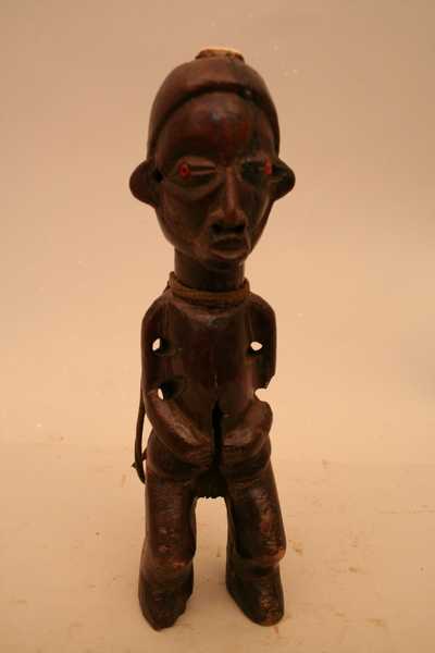 Yaka/suku(statue), d`afrique : Rép.démoncratique du Congo., statuette Yaka/suku(statue), masque ancien africain Yaka/suku(statue), art du Rép.démoncratique du Congo. - Art Africain, collection privées Belgique. Statue africaine de la tribu des Yaka/suku(statue), provenant du Rép.démoncratique du Congo., 1209/4479 Ancienne belle petite figurinne rituelle Yaka H.22,5cm.Statuette d