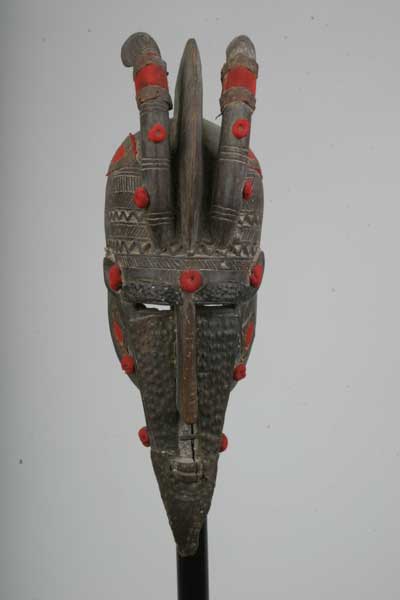 Marka (Masque), d`afrique : Mali., statuette Marka (Masque), masque ancien africain Marka (Masque), art du Mali. - Art Africain, collection privées Belgique. Statue africaine de la tribu des Marka (Masque), provenant du Mali., 121/434.Très beau masque Marka.Les masques Marka ressemblent à ceux de leurs voisins les Bamana,mais le visage est couvert  de cuivre.Ici un masque allongé ,le visage recouvert de cuivre.Une crête entre deux cornes.De très belles scarifications sur le front et sur les cornes, avec sur la tête, des tissus rouges parfois entouré de cuivre
.Le masque porte des traces de long usage. Les marka vivent au nord des Bamana,sur les rives du Niger.Ils partagent un grand nombre d