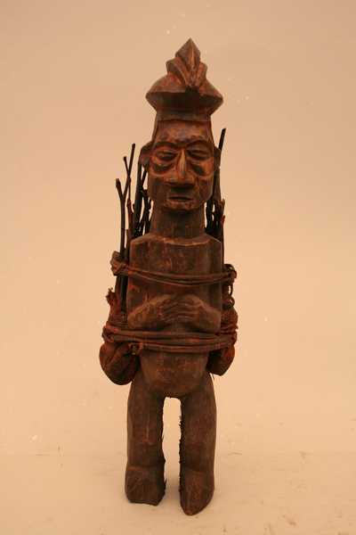 Yaka.(fétiche), d`afrique : Rép.démoncratique du Congo., statuette Yaka.(fétiche), masque ancien africain Yaka.(fétiche), art du Rép.démoncratique du Congo. - Art Africain, collection privées Belgique. Statue africaine de la tribu des Yaka.(fétiche), provenant du Rép.démoncratique du Congo., 1213/4484.Statue rituelle Yaka Biteki ancêtre debout ayant les bras collés au ventre et les mains posés sur l