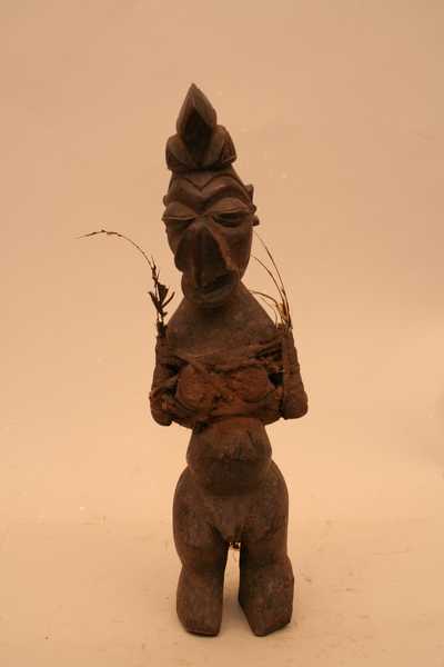 Yaka.(fétiche), d`afrique : Rép.démoncratique du Congo., statuette Yaka.(fétiche), masque ancien africain Yaka.(fétiche), art du Rép.démoncratique du Congo. - Art Africain, collection privées Belgique. Statue africaine de la tribu des Yaka.(fétiche), provenant du Rép.démoncratique du Congo., 1215/4487.Statue rituelle Yaka,fétiche ayant des substaces magiques sur la poitrine,ainsi que deux sachets fixés de part et d