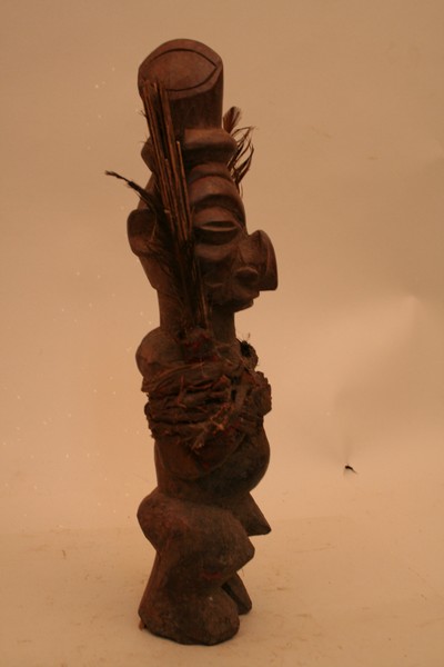 Yaka(fétiche), d`afrique : Rép.démoncratique du Congo., statuette Yaka(fétiche), masque ancien africain Yaka(fétiche), art du Rép.démoncratique du Congo. - Art Africain, collection privées Belgique. Statue africaine de la tribu des Yaka(fétiche), provenant du Rép.démoncratique du Congo., 1216/4489.Statue rituelle Yaka (fétiche)H.30,5cm..Les mains posés sur l