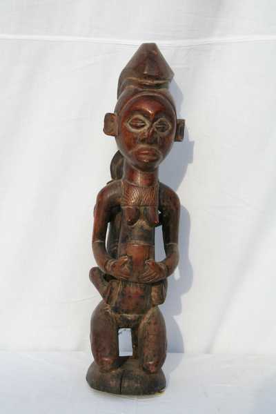 Yaka.(Masque), d`afrique : Rép.démoncratique du Congo., statuette Yaka.(Masque), masque ancien africain Yaka.(Masque), art du Rép.démoncratique du Congo. - Art Africain, collection privées Belgique. Statue africaine de la tribu des Yaka.(Masque), provenant du Rép.démoncratique du Congo., 1219/4498.Très belle maternité Yaka.Femme ancêtre,agenouillée,portant un enfant dans le dos et tenant un pot d