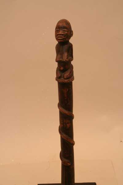 Kongo(baton), d`afrique : Rép.démoncratique du Congo., statuette Kongo(baton), masque ancien africain Kongo(baton), art du Rép.démoncratique du Congo. - Art Africain, collection privées Belgique. Statue africaine de la tribu des Kongo(baton), provenant du Rép.démoncratique du Congo., 1264/4647.Beau baton de chef.H.38,5cm., représentant une ancêtre agenouillé,se soutenant les les seins des deux mains.Sur le manche est sculpté un serpent qui descend.1ère moitié du 20eme sc.bois à patine foncée.(Minga)


Mooie chefstaf 38