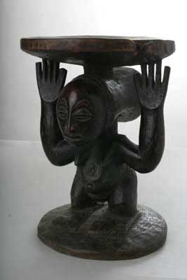 hemba (cariatide), d`afrique : Rép.démoncratique du Congo., statuette hemba (cariatide), masque ancien africain hemba (cariatide), art du Rép.démoncratique du Congo. - Art Africain, collection privées Belgique. Statue africaine de la tribu des hemba (cariatide), provenant du Rép.démoncratique du Congo., 127/154.Siège caryatide Hemba ,de style classique Niembo.h.40cm.x 30cm.Femme ancêtre debout soutenant un plateau de la tête et des deux mains.Les jambes sont très courtes et la tête très importante.La coiffe présente des doubles tresses horizontales et de deux tresses verticales.Il y a des scarifications autour du nombril et trois lignes au dessus du pubis.1ère moitié du 20eme sc.(Minga)

Hemba cariatide stoel  in klasieke Niembo stijl 40cm.h.x30cm.diam.Voorouder vrouw die een schaal op haar hoofd draagt met de twee handen.Korte benen en groot hoofd.DE haartooi bestaat uit een dubbel horizontale vlecht en twee vertikale vlechten.Er zijn scarificaties rond de navel en drie lijnen boven de pubis.1ste helft 20ste eeuw.








. art,culture,masque,statue,statuette,pot,ivoire,exposition,expo,masque original,masques,statues,statuettes,pots,expositions,expo,masques originaux,collectionneur d`art,art africain,culture africaine,masque africain,statue africaine,statuette africaine,pot africain,ivoire africain,exposition africain,expo africain,masque origina africainl,masques africains,statues africaines,statuettes africaines,pots africains,expositions africaines,expo africaines,masques originaux  africains,collectionneur d`art africain