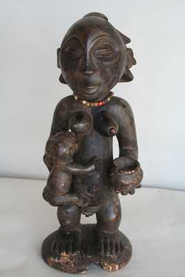 Luba(maternité), d`afrique : Rép.démoncratique du Congo., statuette Luba(maternité), masque ancien africain Luba(maternité), art du Rép.démoncratique du Congo. - Art Africain, collection privées Belgique. Statue africaine de la tribu des Luba(maternité), provenant du Rép.démoncratique du Congo., 1276/5002 .Très belle maternité Luba. H.38cm.Du bras droit elle tient son enfant pour allaiter et dans la main gauche elle tient un recipient.Elle porte des très vieilles perles.Elle signifie la fécondité et l