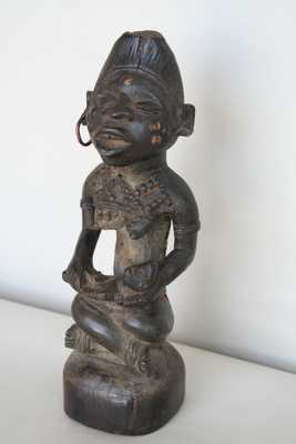 kongo(maternité), d`afrique : Rép.démoncratique du Congo., statuette kongo(maternité), masque ancien africain kongo(maternité), art du Rép.démoncratique du Congo. - Art Africain, collection privées Belgique. Statue africaine de la tribu des kongo(maternité), provenant du Rép.démoncratique du Congo., 1277/5007.Maternité pfemba région du Bas-Kongo.Avec sa coiffure en forme de mitre, mode répendue chez les hommes et femmes du Mayombe,elle constitue avec ses scarifications et la boucle d