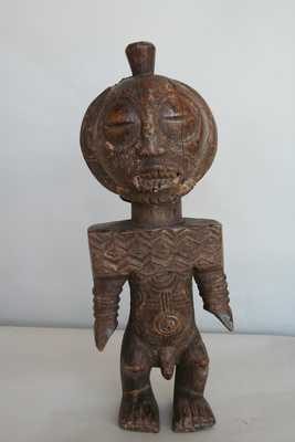 Boyo(statue), d`afrique : Rép.démoncratique du Congo., statuette Boyo(statue), masque ancien africain Boyo(statue), art du Rép.démoncratique du Congo. - Art Africain, collection privées Belgique. Statue africaine de la tribu des Boyo(statue), provenant du Rép.démoncratique du Congo., 1279/5019 Très ancienne petite statue BOYO H.38cm.Ancêtre debout,les bras lelong du corps et les jambes légèrement pliées.Les statues Boyo sont gardées dans des cases spéciales et montrées par séries de cinq à sept et placées sur un rang.Elles ont des grosses têtes(exagérées),des yeux globuleux et des scarifications sur tout le corps.Début du 20eme sc.( Verwilghen)

Klein oud Boyo voorouderbeeld 38cm.h.Een rechtstaande man met de benen lichtjes geplooid.Groot rond hoofd met bolvormige ogen.scarificaties op gans het lichaam.De armen naar beneden gestrekt.1ste helft 20ste eeuw.DE beelden werden bewaard in een hut en getoond in serie van meerdere beelden
vijf tot zeven. art,culture,masque,statue,statuette,pot,ivoire,exposition,expo,masque original,masques,statues,statuettes,pots,expositions,expo,masques originaux,collectionneur d`art,art africain,culture africaine,masque africain,statue africaine,statuette africaine,pot africain,ivoire africain,exposition africain,expo africain,masque origina africainl,masques africains,statues africaines,statuettes africaines,pots africains,expositions africaines,expo africaines,masques originaux  africains,collectionneur d`art africain