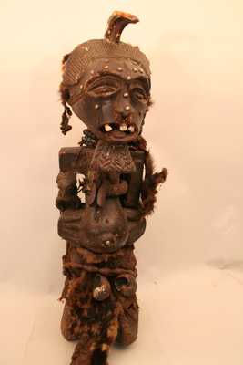 Songye ( Statue fétiche), d`afrique : Rép.démoncratique du Congo., statuette Songye ( Statue fétiche), masque ancien africain Songye ( Statue fétiche), art du Rép.démoncratique du Congo. - Art Africain, collection privées Belgique. Statue africaine de la tribu des Songye ( Statue fétiche), provenant du Rép.démoncratique du Congo., 1309/5127.Ancienne statue fétiche Songé,posé sur un socle de 10cm de haut.Son H.t.76cm.,avec tout son agglomérat rituel. Statue fort impressionnante,avec une corne de Sanglier,des vrais grosses dents implantés dans la bouche entre-ouverte,des poils dans le nez,la coiffure fait de peau de lynx et trois rangées de boutons cousus dessus;une peau dans le dos,une pagne en écorse battue,des très vieilles perles,des  coquilles géantes d