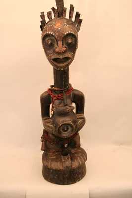 Songye ( Statue fétiche), d`afrique : Rép.démoncratique du Congo., statuette Songye ( Statue fétiche), masque ancien africain Songye ( Statue fétiche), art du Rép.démoncratique du Congo. - Art Africain, collection privées Belgique. Statue africaine de la tribu des Songye ( Statue fétiche), provenant du Rép.démoncratique du Congo., 1318/5203Grande statue fétiche Songe nkisi
H.85cm.+28cm.de corne.Le front,le nez,la bouche et les yeux sont couvert de cuivre.
Il a des lamelles d