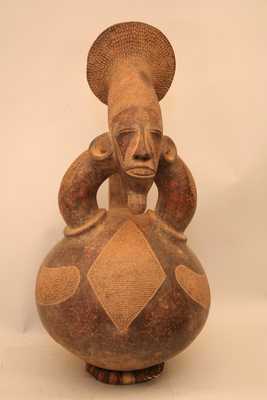 MANGBETU(vase), d`afrique : Rép.démoncratique du Congo., statuette MANGBETU(vase), masque ancien africain MANGBETU(vase), art du Rép.démoncratique du Congo. - Art Africain, collection privées Belgique. Statue africaine de la tribu des MANGBETU(vase), provenant du Rép.démoncratique du Congo., 1321/5224.Cruche anthropomorphique Mangbetu en terre cuite. H.t.68cm.La tête allongée ouverte est reliée par deux bras par où passe l