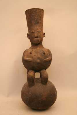   Tc.    Mangbetu  (vase), d`afrique : Rép.démoncratique du Congo., statuette   Tc.    Mangbetu  (vase), masque ancien africain   Tc.    Mangbetu  (vase), art du Rép.démoncratique du Congo. - Art Africain, collection privées Belgique. Statue africaine de la tribu des   Tc.    Mangbetu  (vase), provenant du Rép.démoncratique du Congo., 1322/5225.Cruche anthropomorphique Mangbetu en terre cuite à double panse(deux réservoirs)reliés entre eux.Il représente une femme debout sur la panse de dessous,la tête allongée,qui sert de déversoir,les mains sur l