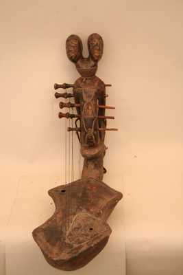 Mangbetu ( harpe ), d`afrique : Rép.démoncratique du Congo., statuette Mangbetu ( harpe ), masque ancien africain Mangbetu ( harpe ), art du Rép.démoncratique du Congo. - Art Africain, collection privées Belgique. Statue africaine de la tribu des Mangbetu ( harpe ), provenant du Rép.démoncratique du Congo., 1323/5227.Harpe Mangbetu à cinq cordes.
(région de l