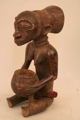 Luba(porteuse de coupe), d`afrique : Rép.démoncratique du Congo., statuette Luba(porteuse de coupe), masque ancien africain Luba(porteuse de coupe), art du Rép.démoncratique du Congo. - Art Africain, collection privées Belgique. Statue africaine de la tribu des Luba(porteuse de coupe), provenant du Rép.démoncratique du Congo., 1339/5288.Belle statue Luba:porteuse de coupe.Ce sont des statues anthropomorphes utilisées par les médiums pour influencer magiquement le cours des choses.La porteuse de coupe représente le devin portant le mboko(calabasse)dans laquelle résident leurs esprits.Ainsi elles peuvent guérir,protéger une famille où un village contre le malheur. Elle joue aussi un rôle divinatoire,le devin faisant parler la statue par un ventriloque. Belle statue représentant une femme assise tenant dans ses mains un récipiant(une calabasse)où l