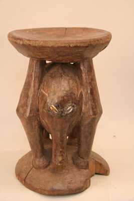 Suku.(tabouret), d`afrique : Rép.démoncratique du Congo., statuette Suku.(tabouret), masque ancien africain Suku.(tabouret), art du Rép.démoncratique du Congo. - Art Africain, collection privées Belgique. Statue africaine de la tribu des Suku.(tabouret), provenant du Rép.démoncratique du Congo., 1342/5305.Ancien tabouret Suku H.40cm. représentant un éléphant debout sur un socle rond et portant un plateau.Les yeux sont fait de cauries.Bois naturel avec vieille patine.1ère moitié du 20eme sc.(Minga)

Oude Suku tabouret 40cm.h.Hij stelt een rechtstaande olifant voor op een ronde sokkel,met een ronde schijf op zijn rug.Zijn ogen zijn gemaakt met cauries
donker bruin hout met oude patina.1ste helft 20ste eeuw.. art,culture,masque,statue,statuette,pot,ivoire,exposition,expo,masque original,masques,statues,statuettes,pots,expositions,expo,masques originaux,collectionneur d`art,art africain,culture africaine,masque africain,statue africaine,statuette africaine,pot africain,ivoire africain,exposition africain,expo africain,masque origina africainl,masques africains,statues africaines,statuettes africaines,pots africains,expositions africaines,expo africaines,masques originaux  africains,collectionneur d`art africain