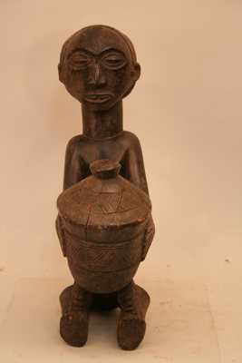 luba(porteuse de coupe ), d`afrique : Rép.démoncratique du Congo., statuette luba(porteuse de coupe ), masque ancien africain luba(porteuse de coupe ), art du Rép.démoncratique du Congo. - Art Africain, collection privées Belgique. Statue africaine de la tribu des luba(porteuse de coupe ), provenant du Rép.démoncratique du Congo., 1344/2308.ancienne porteuse de coupe.H45cm. représentant une femme tenant entre les mains une coupe avec un couvercle fermé.
La femme a une coiffure en forme de croix décorée,des scarifications sur le corps
1ère moitié du 20eme sc Bois à patine noire.
On l