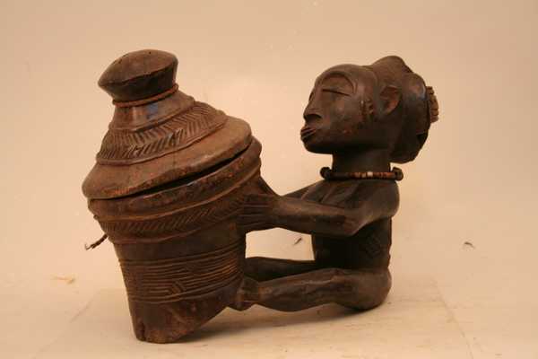 Luba (porteur de coupe), d`afrique : Rép.démoncratique du Congo., statuette Luba (porteur de coupe), masque ancien africain Luba (porteur de coupe), art du Rép.démoncratique du Congo. - Art Africain, collection privées Belgique. Statue africaine de la tribu des Luba (porteur de coupe), provenant du Rép.démoncratique du Congo., 1345/5310.Porteuse de coupe Luba,coupe avec couvercle amovible H.25cm.x38cm.Femme assise tenant la coupe entre les mains et les pieds.Ses bras et jambes sont allongés.Elle a des scarifications sur les tempes et sur le corps.Sa coiffure est en forme de croix décorée. Elle porte des vieilles perles autour du cou.:bois à patine noire.1ère moitié du 20eme sc.(verwilghen)

Luba zittende Kruikdraagster.Ze houdt de kruik vast met handen en voeten.Een scheel op de kruik.Haar haartooi is in een mooi gevlochten kruis.Ze draagt oude parels en scarificaties op haar lichaam. 1ste helft 20ste eeuw.. art,culture,masque,statue,statuette,pot,ivoire,exposition,expo,masque original,masques,statues,statuettes,pots,expositions,expo,masques originaux,collectionneur d`art,art africain,culture africaine,masque africain,statue africaine,statuette africaine,pot africain,ivoire africain,exposition africain,expo africain,masque origina africainl,masques africains,statues africaines,statuettes africaines,pots africains,expositions africaines,expo africaines,masques originaux  africains,collectionneur d`art africain