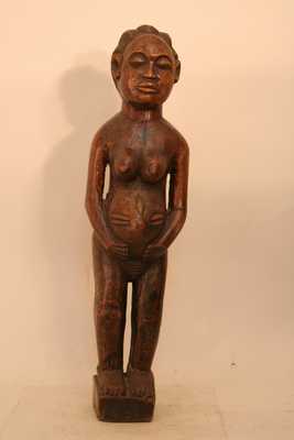 Tchokwe (statue), d`afrique : Rép.démoncratique du Congo., statuette Tchokwe (statue), masque ancien africain Tchokwe (statue), art du Rép.démoncratique du Congo. - Art Africain, collection privées Belgique. Statue africaine de la tribu des Tchokwe (statue), provenant du Rép.démoncratique du Congo., 1358/5356.Très belle ancienne statue Tchokwe
H.61cm.Femme ancêtre debout,les deux mains sur l