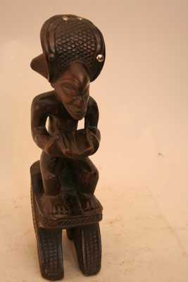 Tchokwe (statue), d`afrique : Rép.dém. du Congo-Angola., statuette Tchokwe (statue), masque ancien africain Tchokwe (statue), art du Rép.dém. du Congo-Angola. - Art Africain, collection privées Belgique. Statue africaine de la tribu des Tchokwe (statue), provenant du Rép.dém. du Congo-Angola., 1362/5369.Très belle statue de chef(Kaponya wa mwanangana.)école de Moxico,région d