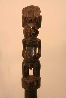 Tchokwe (canne), d`afrique : Rép.dém. du Congo-Angola., statuette Tchokwe (canne), masque ancien africain Tchokwe (canne), art du Rép.dém. du Congo-Angola. - Art Africain, collection privées Belgique. Statue africaine de la tribu des Tchokwe (canne), provenant du Rép.dém. du Congo-Angola., 1363/5374.Baton de chef Tchokwe(Kamponya wa
mwanangana)de la région de Moxico,région d