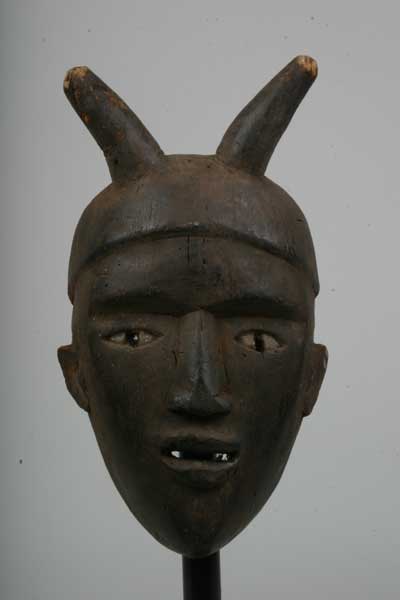 Kongo. .(masque), d`afrique : Rép.démoncratique du Congo., statuette Kongo. .(masque), masque ancien africain Kongo. .(masque), art du Rép.démoncratique du Congo. - Art Africain, collection privées Belgique. Statue africaine de la tribu des Kongo. .(masque), provenant du Rép.démoncratique du Congo., 137/439.masque anthropo-zoomorphe à cornes, Yombe.Il doit être l