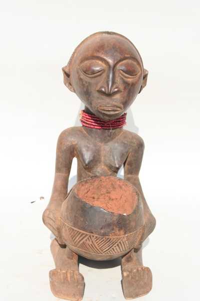 Luba (porteur de coupe), d`afrique : rep.dem.Congo, statuette Luba (porteur de coupe), masque ancien africain Luba (porteur de coupe), art du rep.dem.Congo - Art Africain, collection privées Belgique. Statue africaine de la tribu des Luba (porteur de coupe), provenant du rep.dem.Congo, 1413/1068.Porteuse de coupe Luba,assise tenant une coupe qui a contenu la poudre sacrée rouge(tukula).Elle porte des colliers de petites perles rouges;une coiffure cruciforme. Très belle et ancienne statue du 19eme début 20eme sc.(attelier de la basse Lukuga) h.47cm.parfois appelée mendiante.
(col.Verwilghen)

Zittende kruikdraagster,die rode tukula poeder draagt en bij waarzegsrituelen gebruikt werd.h.47cm.Haar weelderig kapsel  gevlochten in kruisvorm is opmerkelijk.Ze draagt een halssnoer met kleine rode parels
Attelier de la basse Lukuga;begin 20ste eeuw
Ook bedelaarster genoemd.. art,culture,masque,statue,statuette,pot,ivoire,exposition,expo,masque original,masques,statues,statuettes,pots,expositions,expo,masques originaux,collectionneur d`art,art africain,culture africaine,masque africain,statue africaine,statuette africaine,pot africain,ivoire africain,exposition africain,expo africain,masque origina africainl,masques africains,statues africaines,statuettes africaines,pots africains,expositions africaines,expo africaines,masques originaux  africains,collectionneur d`art africain