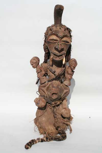 Songye ( Statue fétiche), d`afrique : rep.dem.Congo, statuette Songye ( Statue fétiche), masque ancien africain Songye ( Statue fétiche), art du rep.dem.Congo - Art Africain, collection privées Belgique. Statue africaine de la tribu des Songye ( Statue fétiche), provenant du rep.dem.Congo, 1415/1078.Ancienne statue fétiche Songye avec tout son agglomérat rituel .Corne sur la tête rempli avec les charges magiques, ainsi que dans le nombril,des statues et têtes suspendues pour renforcer son pouvoir, les dents dans la bouche,une peau de bête sauvage,un pagne en raphia,des fers,le visage recouvert de cuivre.Le tout lui donnant un air effrayant et impressionnant.1ère moitié du 20eme sc.
(col.Verwilghen)

Fetisch Songye met koperen gezicht,en zijn magisch agglomeraat;de hoorn en navelbuik gevuld met magische produkten.Kleine beeldjes die zijn macht moeten versterken; ingeplante tanden;wilde vellen;tukula; ijzers;een pagne in raphia. Dit alles geeft hem een indrukwekkend en schrikwekkend uitzicht. 1ste helft 20ste eeuw.. art,culture,masque,statue,statuette,pot,ivoire,exposition,expo,masque original,masques,statues,statuettes,pots,expositions,expo,masques originaux,collectionneur d`art,art africain,culture africaine,masque africain,statue africaine,statuette africaine,pot africain,ivoire africain,exposition africain,expo africain,masque origina africainl,masques africains,statues africaines,statuettes africaines,pots africains,expositions africaines,expo africaines,masques originaux  africains,collectionneur d`art africain