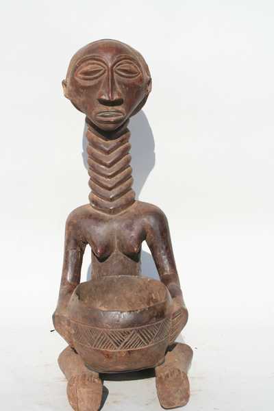 Luba (porteur de coupe), d`afrique : rep.dem.Congo, statuette Luba (porteur de coupe), masque ancien africain Luba (porteur de coupe), art du rep.dem.Congo - Art Africain, collection privées Belgique. Statue africaine de la tribu des Luba (porteur de coupe), provenant du rep.dem.Congo, 1423/1112.Porteuse de coupe h.51cm.Une tête assez petite avec un très long cou annelé, qui le rapproche du style de l