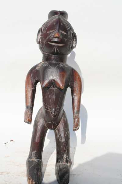 Mbala(statue), d`afrique : rep.dem.Congo, statuette Mbala(statue), masque ancien africain Mbala(statue), art du rep.dem.Congo - Art Africain, collection privées Belgique. Statue africaine de la tribu des Mbala(statue), provenant du rep.dem.Congo, 1428/1134.Statuette de style Mbala h.40cm.représentant une femme portant son enfant dans le dos.Milieu du 20eme sc.bois dur.(col.Minga)

Mbala beeld,rechtstaande vrouwelijke voorouder met haar kind op haar rug.Midden 20ste eeuw.40cm.h. hard hout met donkere patina.. art,culture,masque,statue,statuette,pot,ivoire,exposition,expo,masque original,masques,statues,statuettes,pots,expositions,expo,masques originaux,collectionneur d`art,art africain,culture africaine,masque africain,statue africaine,statuette africaine,pot africain,ivoire africain,exposition africain,expo africain,masque origina africainl,masques africains,statues africaines,statuettes africaines,pots africains,expositions africaines,expo africaines,masques originaux  africains,collectionneur d`art africain