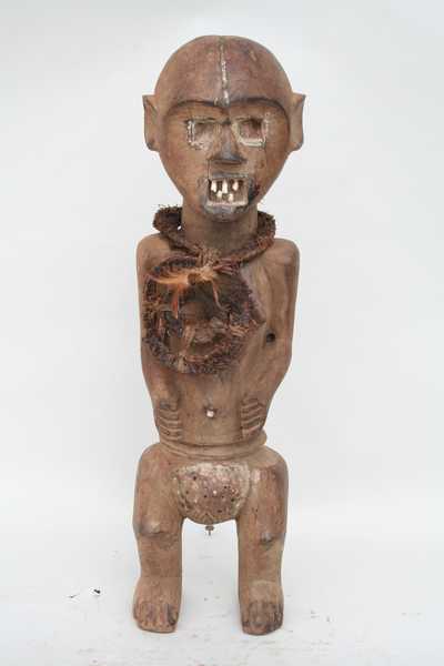 KUMU(statue), d`afrique : rep.dem.Congo, statuette KUMU(statue), masque ancien africain KUMU(statue), art du rep.dem.Congo - Art Africain, collection privées Belgique. Statue africaine de la tribu des KUMU(statue), provenant du rep.dem.Congo, 1445/1380.Statue Kumu h.52cm.fétiche fort impressionnant.Femme debout avec toutes ses charges magiques et ses vrais dents implantées dans sa bouche. Les statues sont gardées dans une Hutte.bois,vrais dents,fibres, plumes.1ère moitié du 20eme sc.(Minga Zaire 1969)

Indrukwekkende Kumu fetish h.52cm.Het is een rechtstaande vrouw met al haar magische ladingen,haar echte ingeplante tanden.De halssnoer gemaakt uit vezels en pluim.Deze
beelden werden in een afzonderlijke hut bewaard.1ste helft van de 20ste eeuw.(Minga Zaire 1969). art,culture,masque,statue,statuette,pot,ivoire,exposition,expo,masque original,masques,statues,statuettes,pots,expositions,expo,masques originaux,collectionneur d`art,art africain,culture africaine,masque africain,statue africaine,statuette africaine,pot africain,ivoire africain,exposition africain,expo africain,masque origina africainl,masques africains,statues africaines,statuettes africaines,pots africains,expositions africaines,expo africaines,masques originaux  africains,collectionneur d`art africain