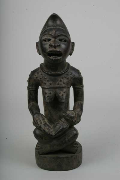 kongo(maternité), d`afrique : Rép.démoncratique du Congo., statuette kongo(maternité), masque ancien africain kongo(maternité), art du Rép.démoncratique du Congo. - Art Africain, collection privées Belgique. Statue africaine de la tribu des kongo(maternité), provenant du Rép.démoncratique du Congo., 145/441.Maternité Yombé en bois,finement travaillée représentant une femme assise avec un enfant sur les genoux.elle représente la fondatrice du clan PHEMBA ou des régnantes disparues.Elle porte un collier autour du cou,des bracelets autour des bras.Elle a des scarifications typiquement Kongo,sur le haut du corps.bois à patine noire,milieu du 20eme sc.(V.P.)

Kong:Yombe moederschap in hout ,heel fijn gebeeldhouwd.Het toont een voorouder met haar kind in haar schoot.Het is de stichter van de PHEMBA klan of van de verdwenen koninginnen.Ze draagt een halssnoer,armbanden,en heeft typische Kongo scarificaties op haar schouders en rug. hout met zwarte patina.Midden 20ste eeuw.













. art,culture,masque,statue,statuette,pot,ivoire,exposition,expo,masque original,masques,statues,statuettes,pots,expositions,expo,masques originaux,collectionneur d`art,art africain,culture africaine,masque africain,statue africaine,statuette africaine,pot africain,ivoire africain,exposition africain,expo africain,masque origina africainl,masques africains,statues africaines,statuettes africaines,pots africains,expositions africaines,expo africaines,masques originaux  africains,collectionneur d`art africain