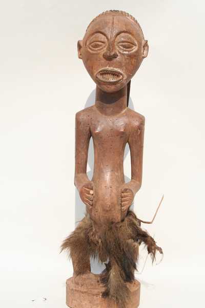 Tumbwe(statue), d`afrique : rep.dem.Congo, statuette Tumbwe(statue), masque ancien africain Tumbwe(statue), art du rep.dem.Congo - Art Africain, collection privées Belgique. Statue africaine de la tribu des Tumbwe(statue), provenant du rep.dem.Congo, 1451/1436.Vieille statue Tumbwe, Représentant un homme debout les mains posés sur l