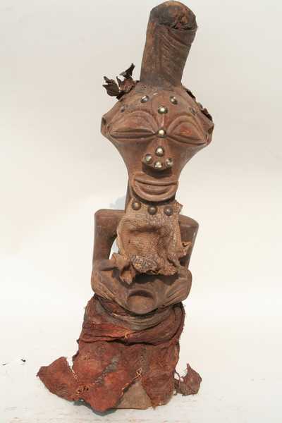 Songye(fétiche), d`afrique : rep.dem.Congo, statuette Songye(fétiche), masque ancien africain Songye(fétiche), art du rep.dem.Congo - Art Africain, collection privées Belgique. Statue africaine de la tribu des Songye(fétiche), provenant du rep.dem.Congo, 1452/1432.Vieux fétiche Songye avec son agglomérat de rituel,corne avec ingrédients magiques,coiffe en peau de singe,barbe en peau de serpent, nombril creux avec ingrédients,pagne en tissu d