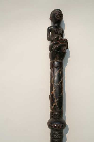 Kongo (canne), d`afrique : Rép.démoncratique du Congo., statuette Kongo (canne), masque ancien africain Kongo (canne), art du Rép.démoncratique du Congo. - Art Africain, collection privées Belgique. Statue africaine de la tribu des Kongo (canne), provenant du Rép.démoncratique du Congo., 1464/1505.Canne de chef représentant une maternité;Une ancêtre assise en position de tailleur,les jambes croisées,la bouche ouverte,donnant l