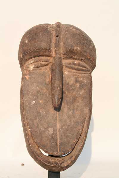 Hemba (masque Soko Mutu), d`afrique : Rép.démoncratique du Congo., statuette Hemba (masque Soko Mutu), masque ancien africain Hemba (masque Soko Mutu), art du Rép.démoncratique du Congo. - Art Africain, collection privées Belgique. Statue africaine de la tribu des Hemba (masque Soko Mutu), provenant du Rép.démoncratique du Congo., 1482/1618.Masque Soko Mutu Hemba,avec un long nez pointu,les yeux en amande.Il imite le visage de singe avec une grande bouche ouverte.bois à patine foncée un peu crouteuse.1ère moitié du 20eme sc. (col.Minga)

Oud SOKO Mutu masker.Het stelt ape kop,Met lange neus ,open mond en amandel ogen.1ste helft 20ste eeuw.. art,culture,masque,statue,statuette,pot,ivoire,exposition,expo,masque original,masques,statues,statuettes,pots,expositions,expo,masques originaux,collectionneur d`art,art africain,culture africaine,masque africain,statue africaine,statuette africaine,pot africain,ivoire africain,exposition africain,expo africain,masque origina africainl,masques africains,statues africaines,statuettes africaines,pots africains,expositions africaines,expo africaines,masques originaux  africains,collectionneur d`art africain