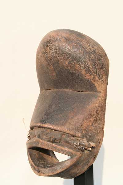 Hemba (masque Soko Mutu), d`afrique : Rép.démoncratique du Congo., statuette Hemba (masque Soko Mutu), masque ancien africain Hemba (masque Soko Mutu), art du Rép.démoncratique du Congo. - Art Africain, collection privées Belgique. Statue africaine de la tribu des Hemba (masque Soko Mutu), provenant du Rép.démoncratique du Congo., 1483/1622.masque Hemba SOKO MUTU représentant une tête de singe,la geule grande ouverte.24cmx12cm.bois,patine foncée.Masque fort stylisé.milieu du 20eme sc.(Minga) 

Soko Mutu hemba masker.24cm.x12cm.hout, bruine patine.gestyliseerd masker dat een ape kop voorstelt.midden 20ste eeuw. . art,culture,masque,statue,statuette,pot,ivoire,exposition,expo,masque original,masques,statues,statuettes,pots,expositions,expo,masques originaux,collectionneur d`art,art africain,culture africaine,masque africain,statue africaine,statuette africaine,pot africain,ivoire africain,exposition africain,expo africain,masque origina africainl,masques africains,statues africaines,statuettes africaines,pots africains,expositions africaines,expo africaines,masques originaux  africains,collectionneur d`art africain